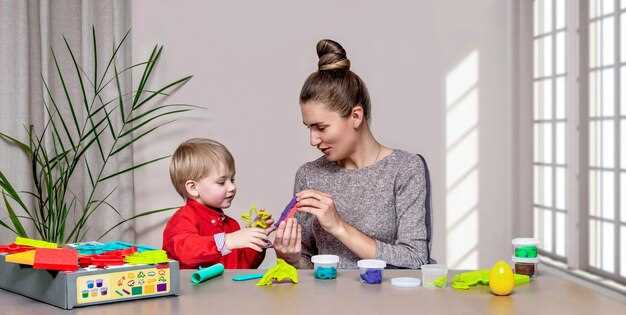Социальное и эмоциональное развитие: улыбки, реакция на маму и чужих людей