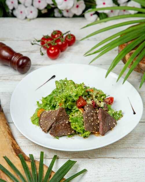 Подготовка ингредиентов для салата из куриной печени и фасоли