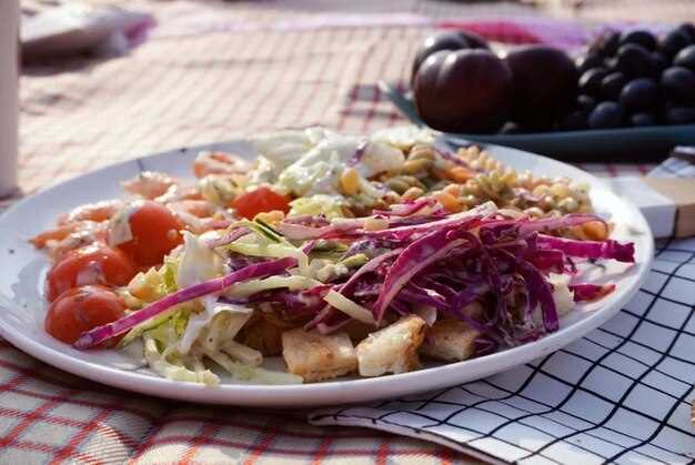 Овощной салат с тунцом: баланс калорий и вкуса