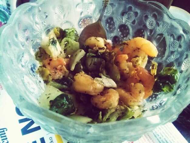 Диетический салат с морской капустой, огурцом и зеленью