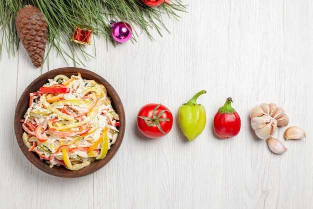 Салат с солеными грибами, огурцами и твердым сыром