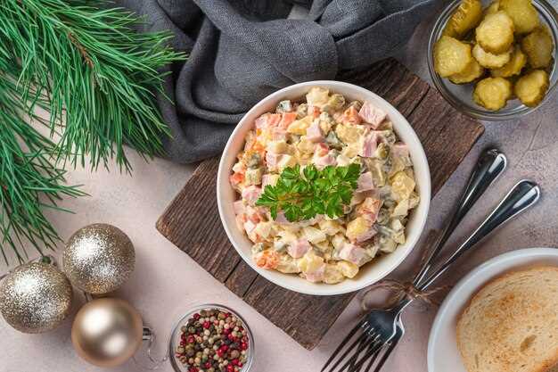 Подготовка ингредиентов для салата Оливье с курицей