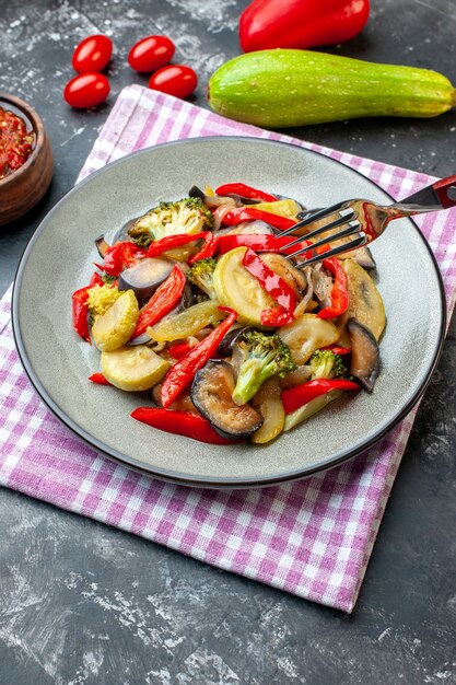 Запечённые баклажаны с помидорами и сыром