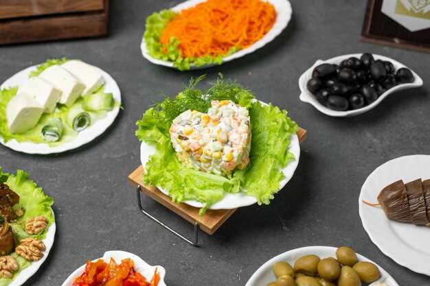 Мясной салат с майонезом и зеленым луком