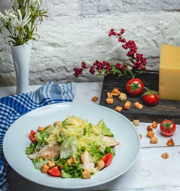 Классический салат с курицей и авокадо