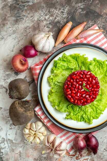 Освежающий салат с дайконом и огурцами